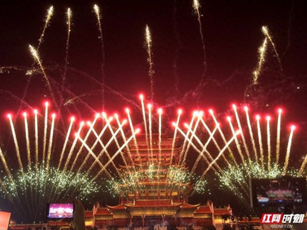 乐红网 组图丨让夏夜的天空更精彩 万楼烟花秀等你来