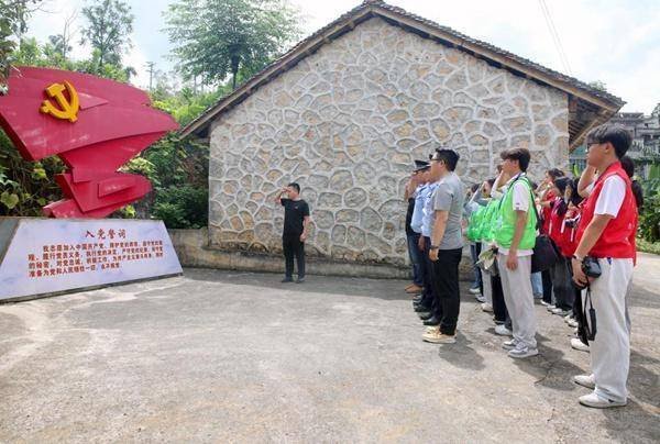 广州华鑫 679号界碑下聆听山河与青春的对话